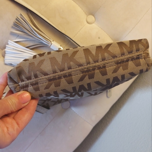 Michael Kors Camden Tassel Drawstring Crossbody Signature Jacquard Leath… - Picture 6 of 11